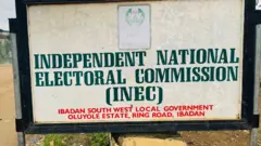 Aworan patako afinimọna iwaju ọfiisi ajọ INEC