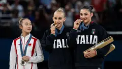 चीन की जिमनास्ट झोउ याकिन मेडल पाने के बाद