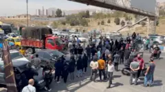 «صنعتگران» معترض به قطع مداوم برق، جاده آبعلی را بستند