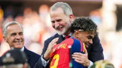 O rei Felipe 6º da Espanha abraça Lamine Yamal após a vitória da seleção espanhola sobre a Argentina por 1x0, na final da Copa do Mundo de 2026