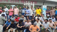 রাজু ভাষ্কর্যে ছাত্রলীগ কর্মীদের অবস্থান