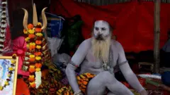 નાગા સાધૂ, રવેડી એટલે શું, ભવનાથના મેળાની શરૂઆત કોણે અને ક્યારે કરાવી, જૂનાગઢ, ગિરનાર પરિક્રમ્મા, જૂના અખાડા, દશનામી, અગ્નિ, રાવટીઓ, બીબીસી ગુજરાતી, બીબીસી ન્યૂઝ ગુજરાતી 