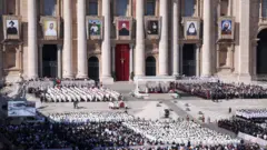 Vatikan'daki San Pietro Meydanı'nda azizler için yapılan tören