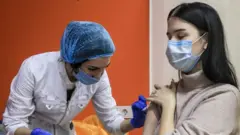 Một phụ nữ Nga được tiêm vaccine Sputnik Light tại một điểm tiêm chủng trong khu mua sắm ở Moscow