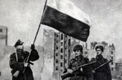 Soldados soviéticos levantan la bandera de Polonia