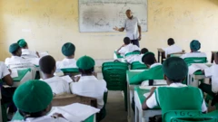 Aworan awọn akẹkọọ ninu yara ikẹkọ pẹlu olukọ