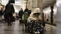 Dadka ayaa ku dhuuntay tareen dhulka hoostiisa mara ee Kyiv intii uu socday weerarkii ugu dambeeyay ee Ruushka