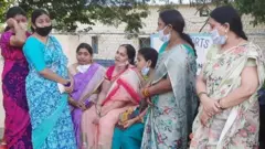 ప్రాజెక్టు స్థలానికి చేరుకుని రోదిస్తున్న కుటుంబ సభ్యులు