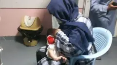 Firooza Omar amamantando a su bebé.