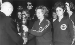 Güneş Çapa (ortada) kulübüyle kazandığı bir kupayı kaldırırken