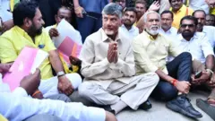రోడ్డు మీద కూరొచ్చున్న చంద్రబాబు నాయుడు
