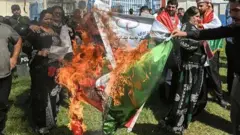 মাশা আমিনির হেফাজতে মৃত্যুর পর ইরানের বিভিন্ন শহরে প্রতিবাদ ছড়িয়ে পড়েছে