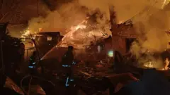 Запоріжжя, 16 вересня 2025 року. Рятувальники гасять пожежу