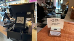 Imagens mostram avisos em dois cafés proibindo ou restringindo uso de computadores