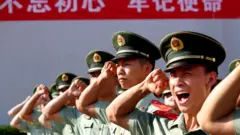 miembros del PC chino y de la fuerza paramilitar en un evento para celebrar los 98 años de existencia de la formación, el pasado junio, en Shenzhen.
