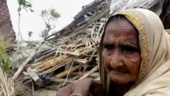 ঘূর্ণিঝড় আম্পানে ক্ষতিগ্রস্ত একজন নারী