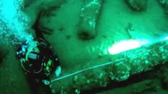 Buzos submarinos miden uno de los cañones