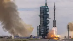 کپسول حامل فضانوردان به نام شنژو-۱۲ با موشک "لانگ مارچ ۲ اف" راهی فضا شد