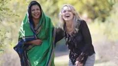 নাদিন পার (ডানে) ও তার সবচেয়ে ঘনিষ্ঠ বন্ধু সোরাইয়া দীন।