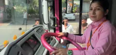 निशा शर्मा सूरत में बीआरटीएस बस चलाने वाली पहली महिला ड्राइवर हैं.