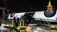 سقوط حافلة سياحية في البندقية من فوق الجسر ومقتل 21 شخصا