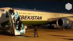 Тошкент аэропортига келиб қўнган Ўзбекистон Ҳаво йўллари самолётидан тушаётган Украинада бўлган ўзбекистонликлар