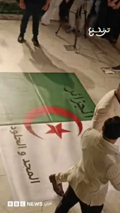 علم الجزائر على الأرض في فعالية مؤثرين
