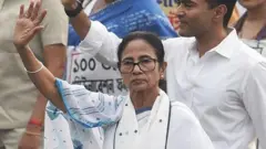 कोलकात्यात एसआयआरच्या विरोधातील एका सभेत भाग घेताना ममता बॅनर्जी