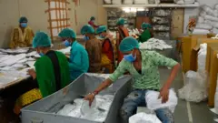 গুজরাটের একটি স্লিপার কারখানা। শ্রম আইনে পরিবর্তন এনেছে গুজরাটও