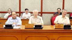 Thủ tướng Nguyễn Xuân Phúc và Tổng Bí thư, Chủ tịch Nước Nguyễn Phú Trọng (thứ nhất và thứ hai, trái sang, hàng đầu) trong một cuộc họp của Bộ Chính trị từ Hà Nội