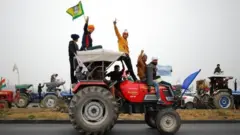 ဒေလီနဲ့ တခြားပြည်နယ်တွေ ဆက်သွယ်ထားတဲ့ အဝေးပြေးလမ်းမကြီးတွေမှာ လယ်သမားတွေ ဆန္ဒပြနေကြ