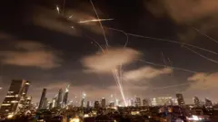 Los sistemas de defensa aérea israelíes tratando de interceptar misiles iraníes sobre la ciudad de Tel Aviv, el 18 de junio de 2025.