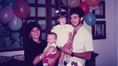 Foto antiga mostra Maristela, Zaldo, Nathalia e o pai