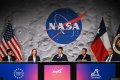 အာကာသယာဉ်မှူးအဖွဲ့သားတွေ ပြန်လည်ဆင်းသက်လာပြီးနောက် နာဆာကသတင်းစာရှင်းလင်းပွဲပြုလုပ် 