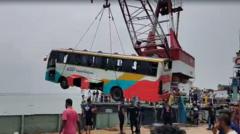 পদ্মায় বাসডুবি: ফেরিঘাটে নামতে রাজি ছিলেন না অনেক যাত্রী