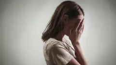 امرأة تخفي وجهها