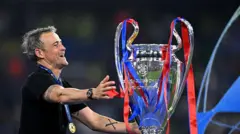 মিউনিখের এক ঐতিহাসিক রাতে প্যারিসের হয়ে চ্যাম্পিয়নস লিগের প্রথম শিরোপা জিতে আবেগে কেঁদে ফেলেন প্যারিস সেইন্ট-জার্মেইনের কোচ লুইস এনরিকে।
