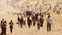 Izbegli Iračani, pripadnici Jazidi manjine, beže od boraca Islamske države u pravcu sirijske granice (11. avgust 2014)