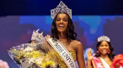 'Miss Universe Nigeria' Chidimma Adetshina, aha yambaye ikamba rinini ryo muri feza riri hejuru ku musatsi we w'igikara muremure udefurije, muri Kanama (8) mu mwaka wa 2024. 