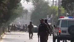 کابل کې د طالبانو موټربم برید ۱۰ ولسي وګړي ووژل ۴۲ نور یې ټپیان کړل. طالبان وايي د برید هدف بهرنیان وو.