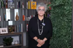 Izabella Teixeira posa para a foto em pé em sala, com olhar sério