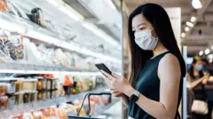 Chính phủ Anh đang nỗ lực chủng ngừa nhưng các ca nhiễm và tử vong rất cao.