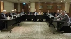 رئيس اللجنة الوطنية الفلسطينية لإدارة قطاع غزة علي شعث يتوسط عدداً من المسؤولين