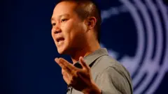 Tony Hsieh, falecido em 2020, fundou a bem-sucedida loja online de calçados Zappos nos EUA, e é lembrado como visionário que tentou abolir hierarquias em sua empresa.