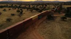 অ্যারিজোনা সীমান্তে কন্টেইনারের প্রাচীর।