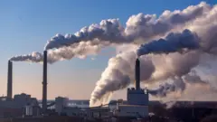 ከፋብሪካ የሚወጣ ጭስ