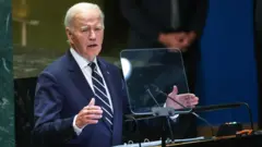 Presidente dos Estados Unidos, Joe Biden,poker valendo dinheirodiscurso na Assembleia Geral da ONU; ele veste terno azul escuro e gravata azul-escura com listras brancas