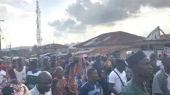 Àwòrán eégún kan àti àwọn èrò tó tẹ̀lé e