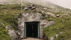 Túnel dentro das montanhas suíças