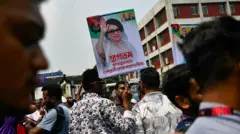বিএনপি চেয়ারপার্সন খালেদা জিয়া তিনটি আসনে নির্বাচন করবেন বলে জানিয়েছে বিএনপি
